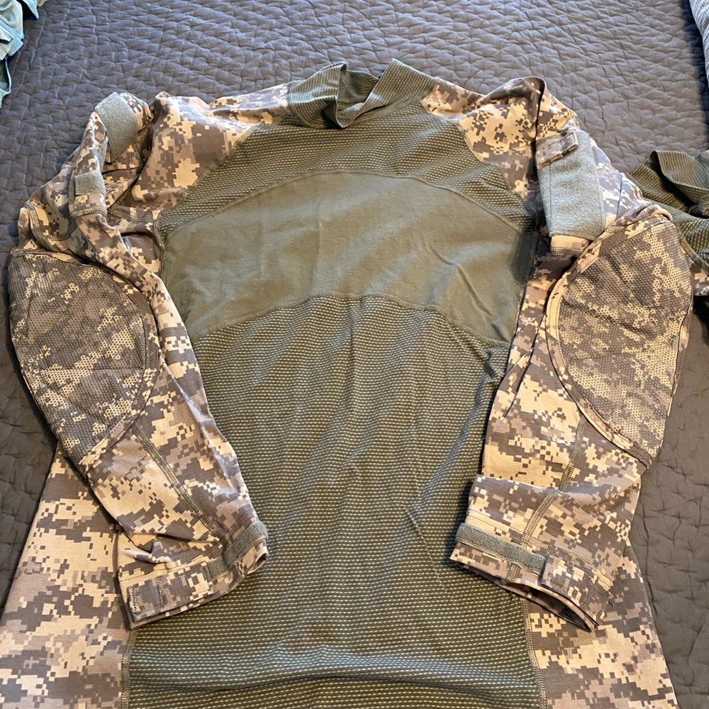 Army surplus mock turtleneck long sleeve. Size x-large.